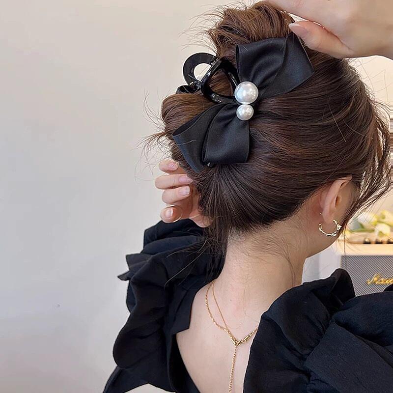 Nuovo fermaglio per capelli in raso con fiocco grande e perle in acrilico per donna, moda coreana, accessorio per capelli con forcina per capelli a cucchiaio con cerniera posteriore avanzata.