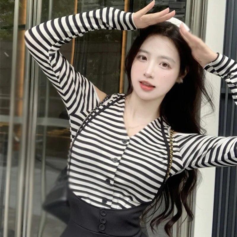 Schulterfreier Cardigan für Damen mit V-Ausschnitt, Streifen, Knopfleiste vorne, schmale Passform, verkürzter Mantel, Herbst-Outfits, Strickwaren