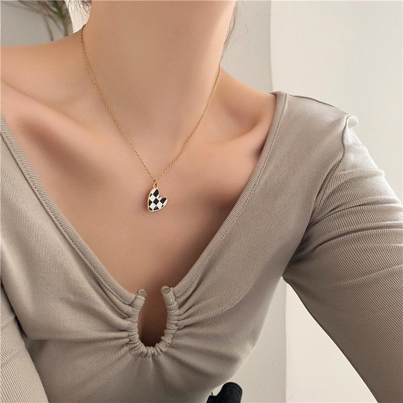 Chic Black & White Plaid Heart Titanium Steel Necklace for Women - Trendy European & American Fashion Jewelry 
