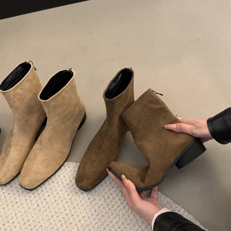 Damen Wildleder Stiefeletten: Klobiger Absatz, Eckige Zehenpartie, Retro-Stil (Herbst 2025)