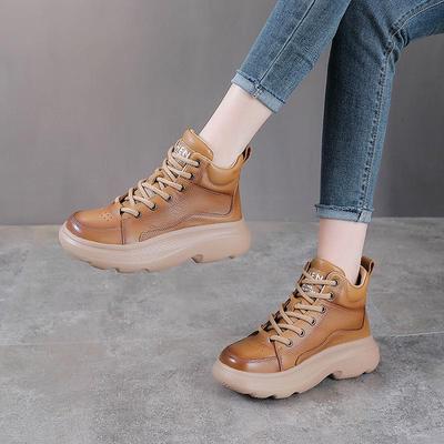 Botas de Cano Alto de Couro de Vaca Vintage para Mulher com Sola Grossa e Bico Redondo - Coleção Outono/Inverno.