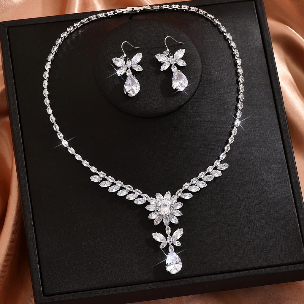 European and American style light luxury flower droplet necklace earring set for bride's dinner French jewelry accessories