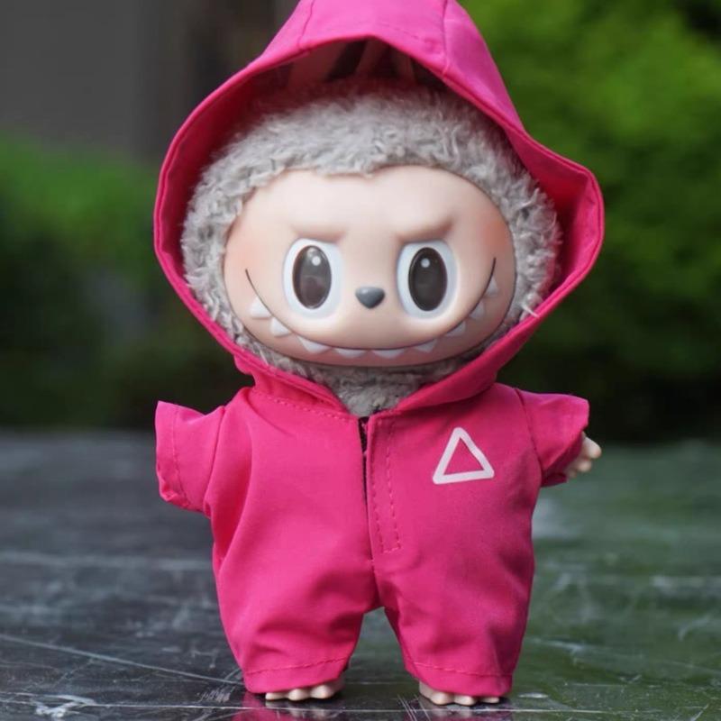 Labubu Kleidung Sportbekleidungs-Set, erhältlich in den Farben Grün und Pink, mit verschiedenen Nummern und Mustern für den pinken Jumpsuit