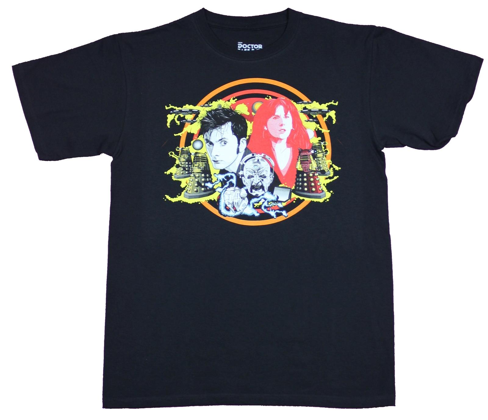 Doctor Who Mens T-Shirt - 10th Doctor & Companion Over Yellow Backed Enemies XL