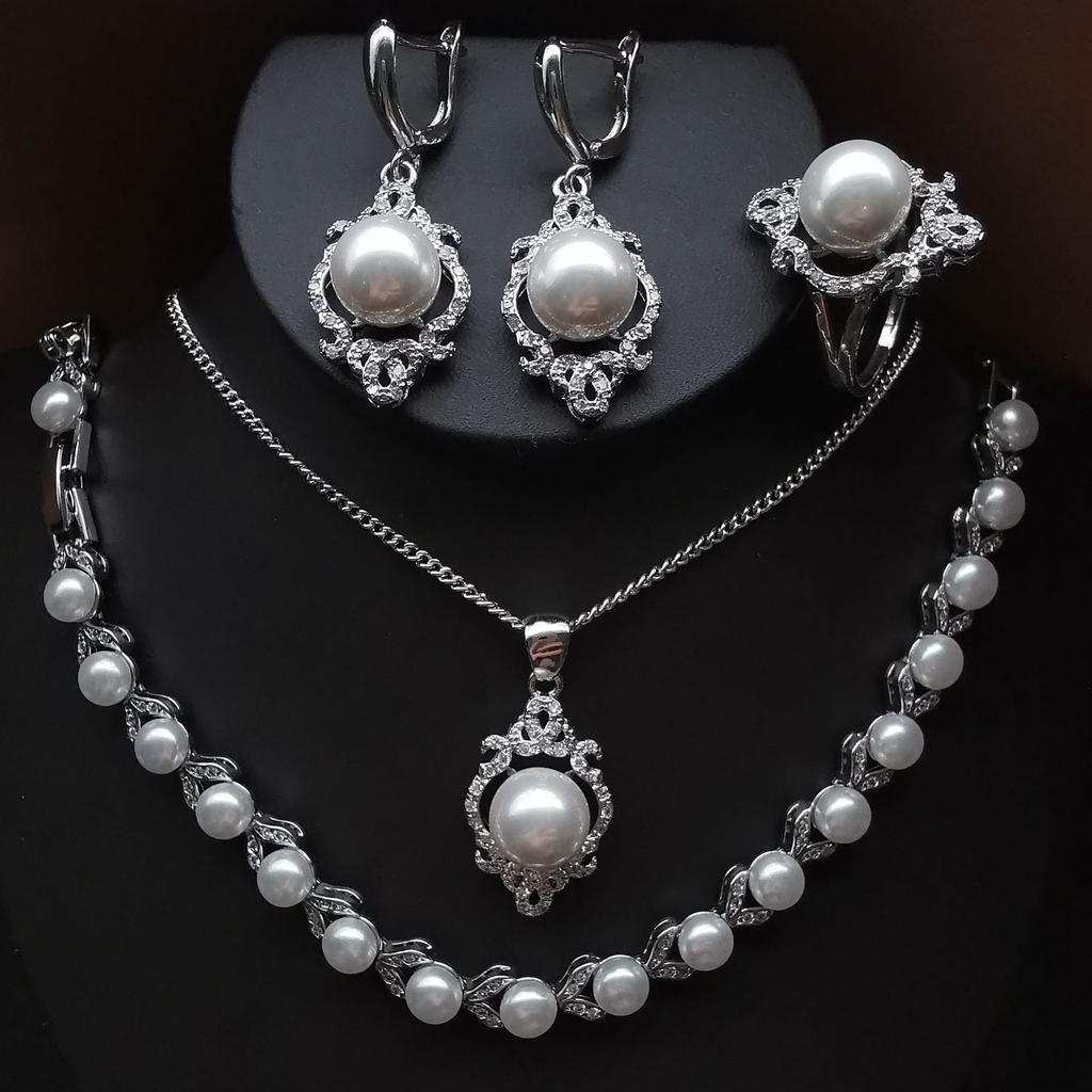 French Elegant Temperament Jewelry Set Niche Design Fashionable and Versatile Pearl Set Simple Collarbone Chain