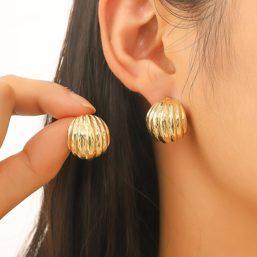 Best-selling Metal Wind Earrings Simple Temperament Exaggerated Earrings High Sense of Metal Earrings.