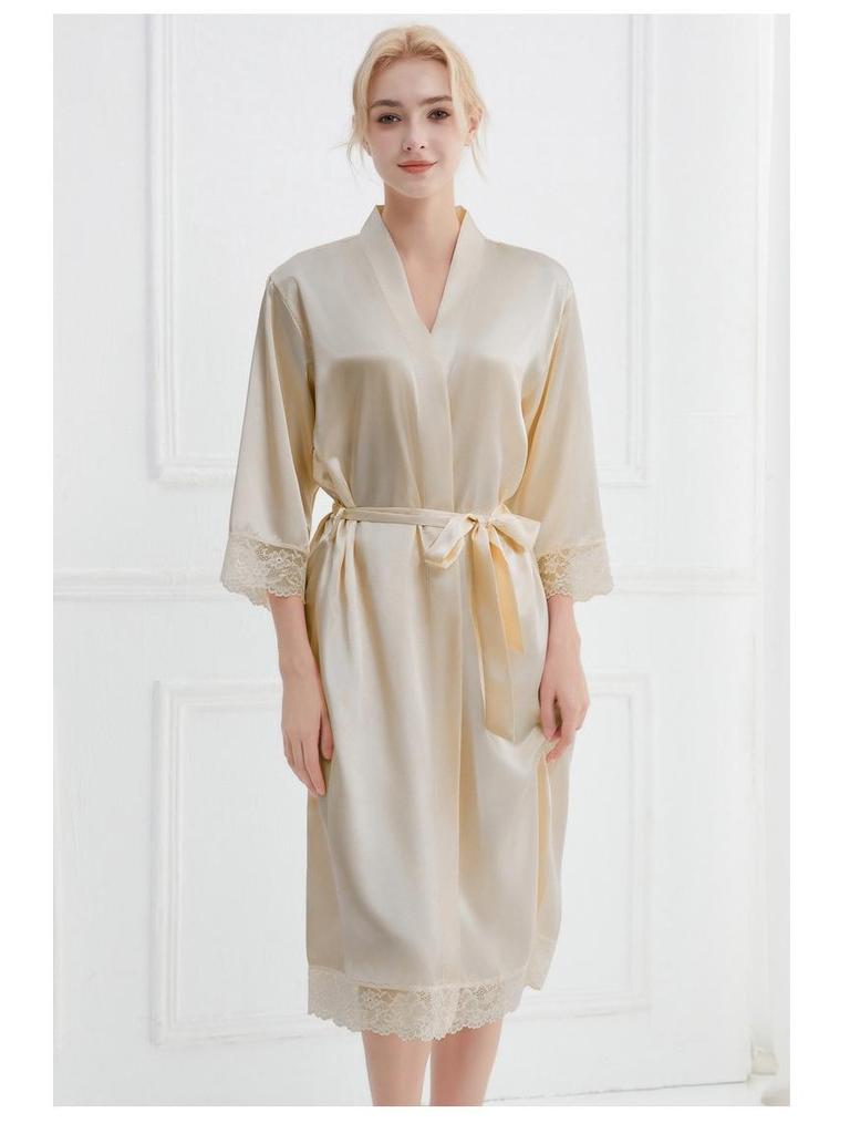 Elegantes Sommer-Bademantel mit Spitzenbesatz