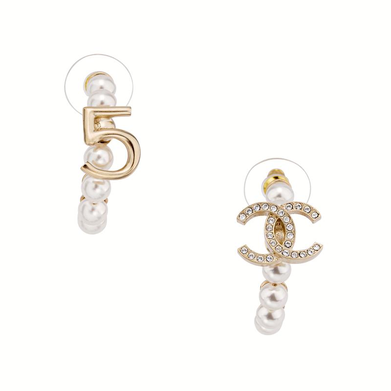 

CHANEL pearl metal hoop earrings