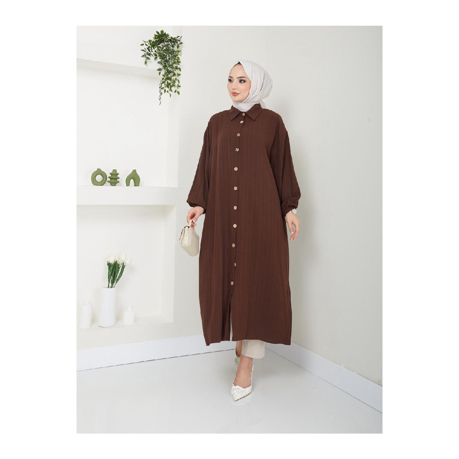 

Женская вискозная туника макси-длины с разрезом S коричневый