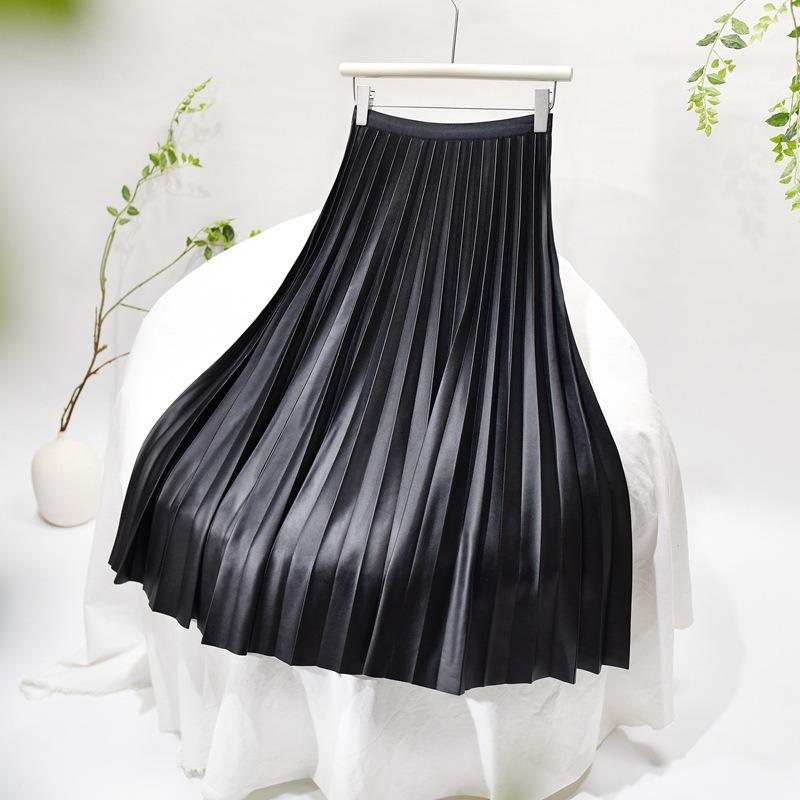 Der neue Rock für den Sommer 2025 ist hoch tailliert und dünn