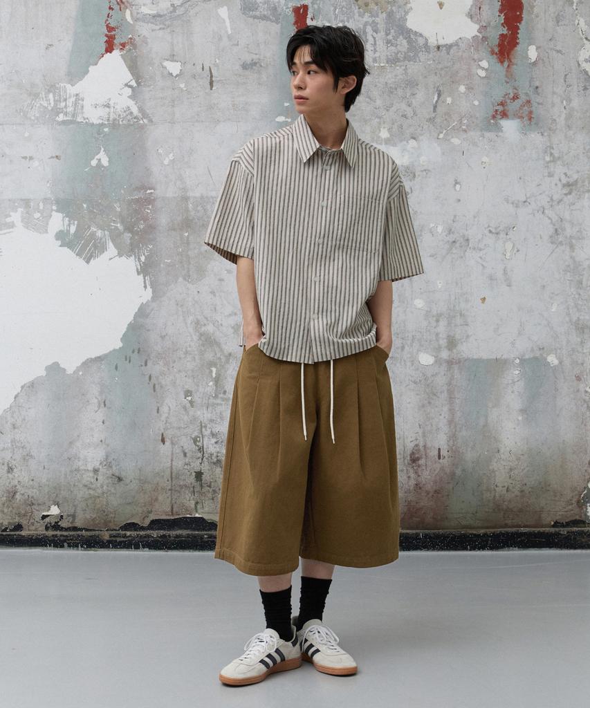 AGOD Double-Pleated Elastic String Bermuda Shorts [Brown]