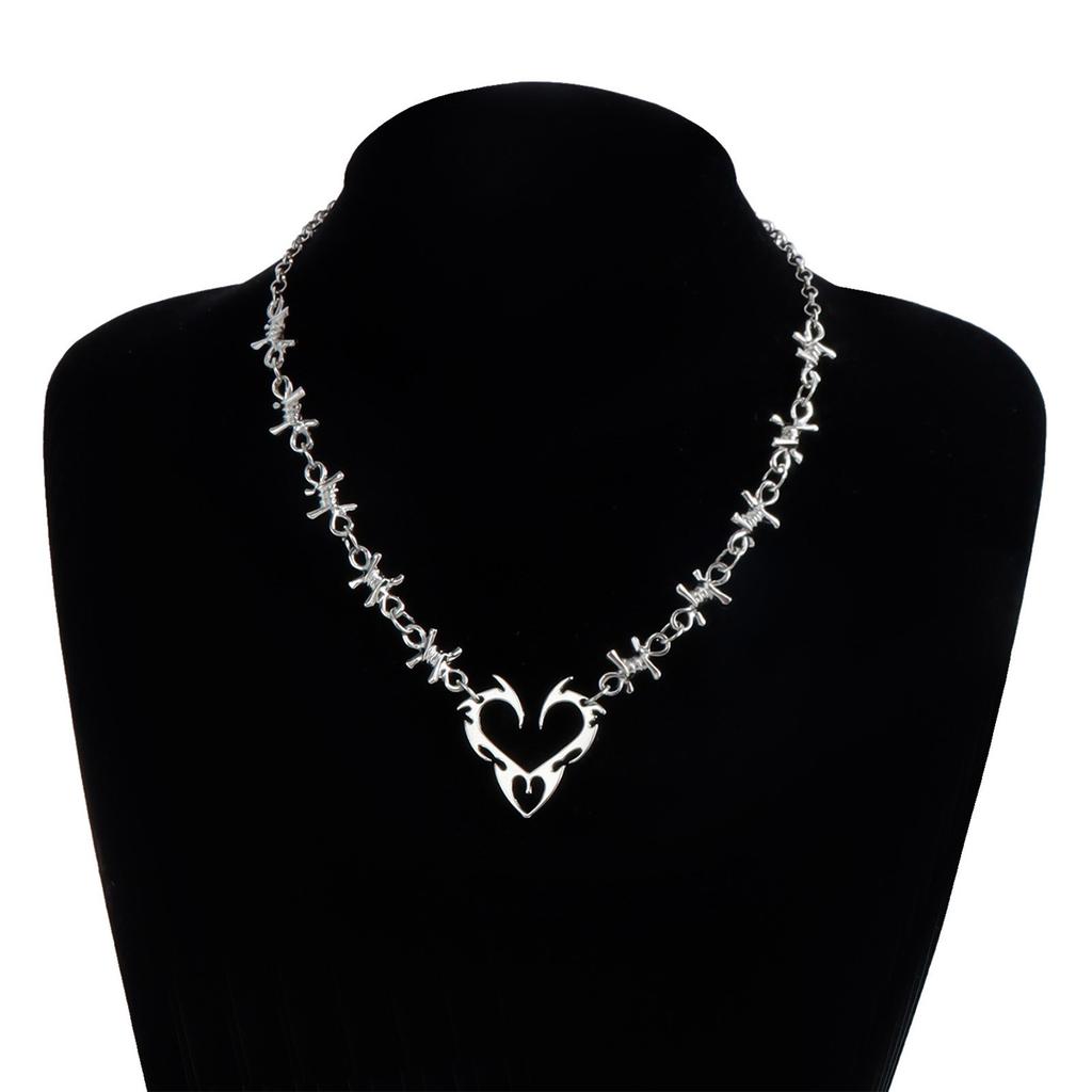 Trendsetting Love Heart Shaped Necklace Fashion Jewelry Accessory with Thorns Detail for Fashionable Enthusiasts
