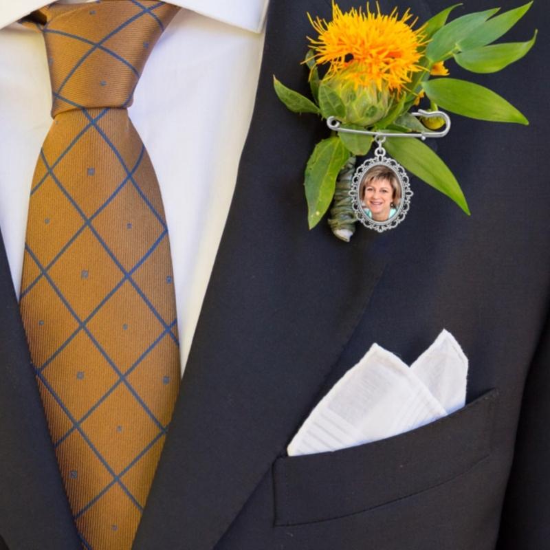 Elegant Golden Photo Brooch Pin for Memories for Hat Shirt Lapel Golden Picture Brooch Memorial Boutonniere