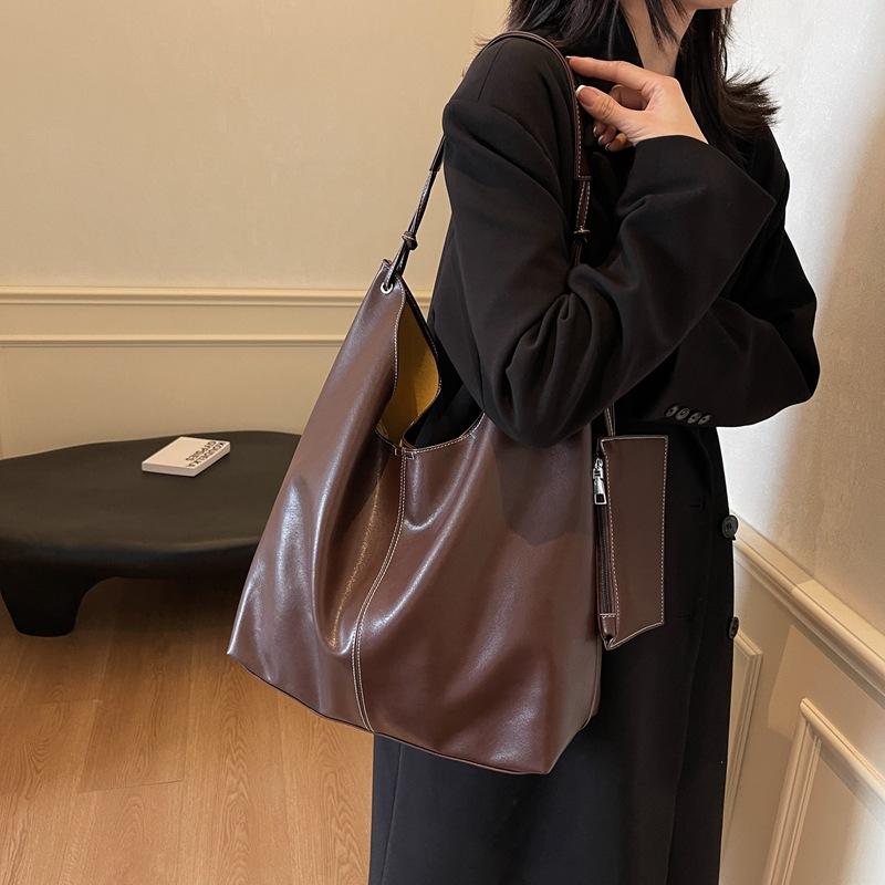 2025 new high-end soft leather shoulder tote bag large-capacity casual bucket lazy crossbody commuter armpit