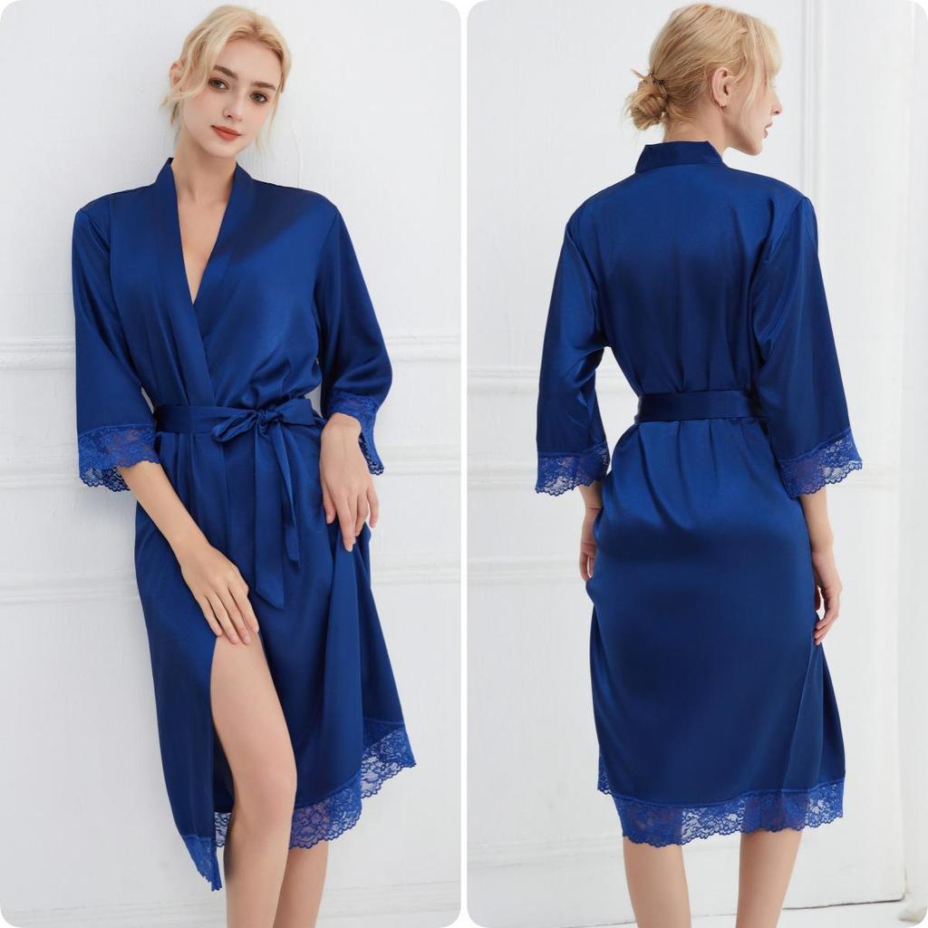 Elegantes Sommer-Bademantel mit Spitzenbesatz