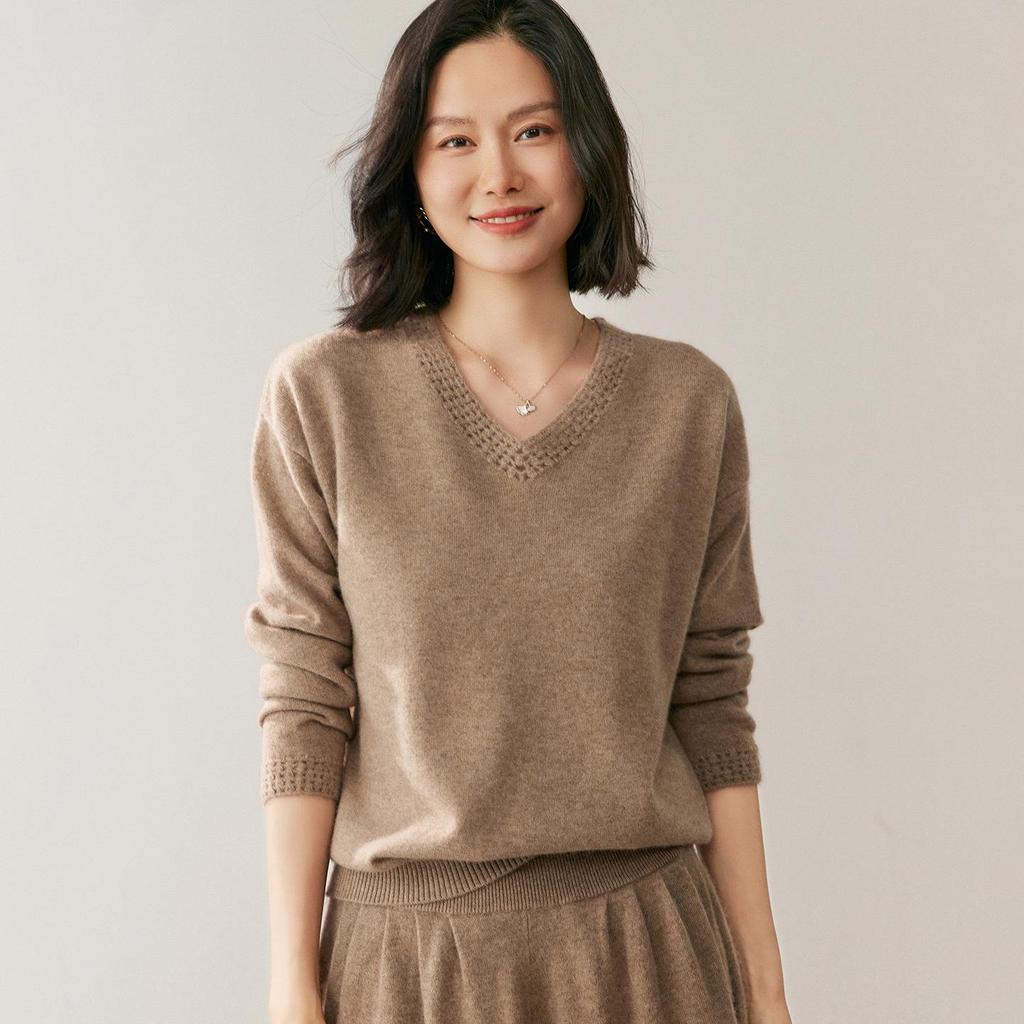 Women's V-Neck Hand-Crocheted Cashmere Sweater - Loose Knit Solid Color for 2026 Autumn/Winter.