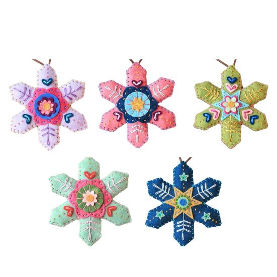 Vyšívané plstěné ozdoby sněhové vločky Ručně vyráběné závěsné dekorace na vánoční stromek Barevné slavnostní doplňky pro sváteční domácí výzdobu