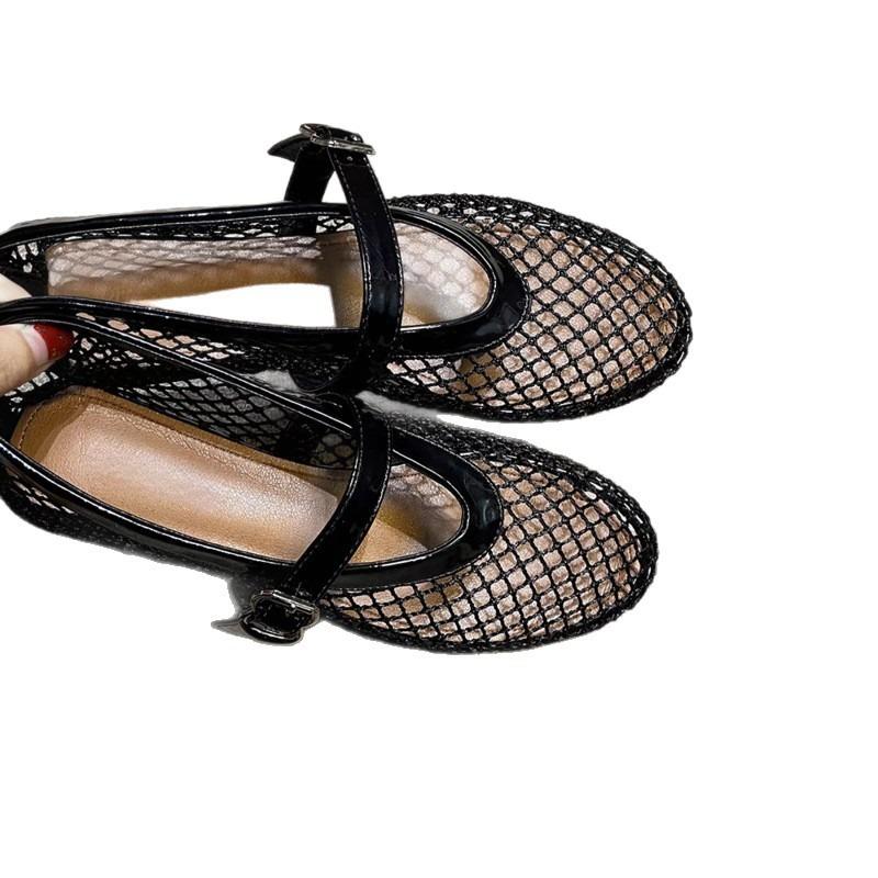 Single Shoes with A Flat Bottom Round Toe and Hollowed-out One-character Buckle