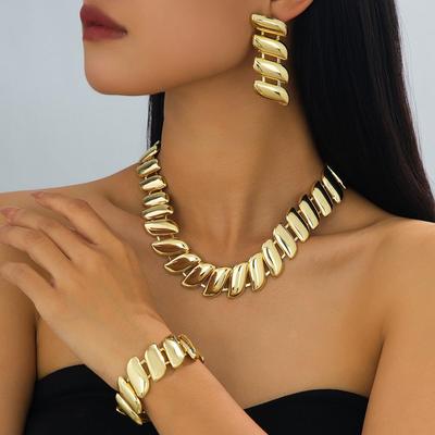 Elegante Set di Gioielli Metallici Geometrici: Collana, Orecchini e Bracciale da Donna - Stile Lusso Leggero
