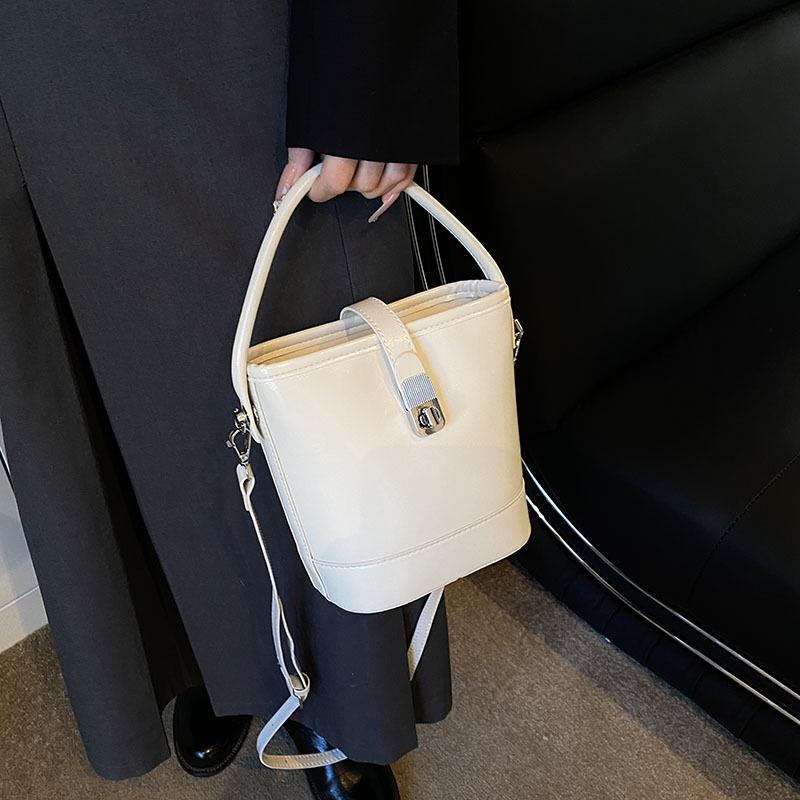 

Женская сумка с высоким чувством 2025 новая модная осенне-зимняя нишевая дизайнерская сумка через плечо, сумка-мессенджер, ретро-сумка белый