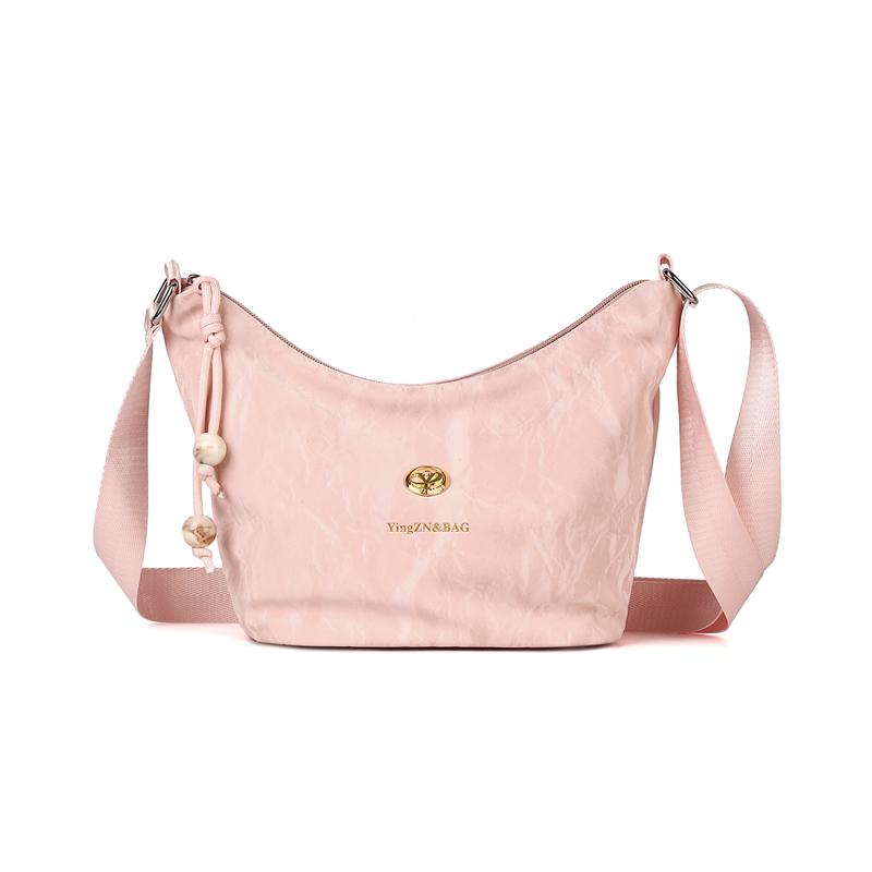 

Элегантная повседневная женская сумка кроссбоди из нейлона, большая вместимость, регулируемый ремешок, круглый логотип, застежка-молния, сумка кроссбоди для ежедневных поездок на работу розовый