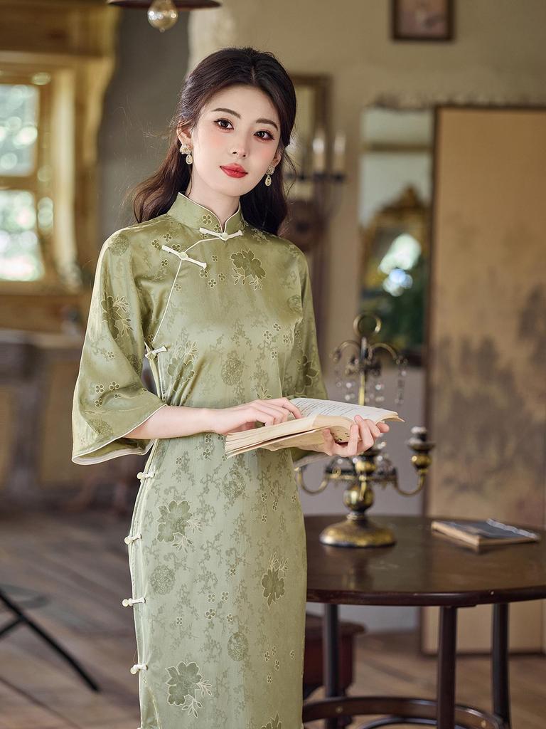 Retro Grünes Qipao mit weiten Ärmeln für junge Frauen - Herbst- & Winterkleidung, Stil der Republik China, Altes Shanghai Kleid