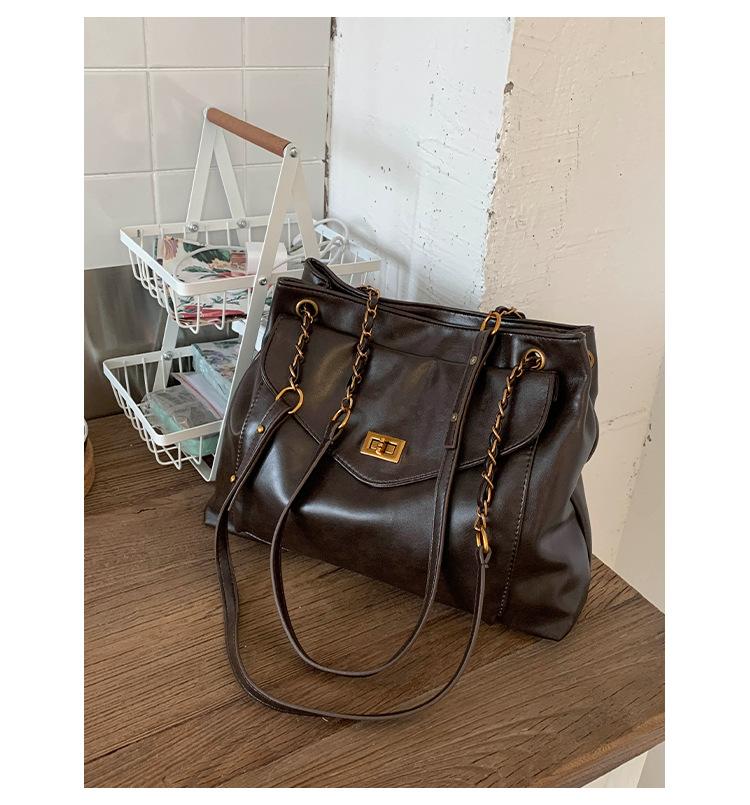 

Retro versatile simple messenger bag autumn and winter women s 2025 new fashion tote bag large-capacity shoulder commuter bag