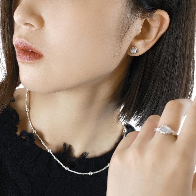 Biały Chalcedon Lawa Kolczyki Sztyfty Kobiecość Prosty Niszowy Design Nieregularna Tekstura Kolczyki Rock Jesień i Zima