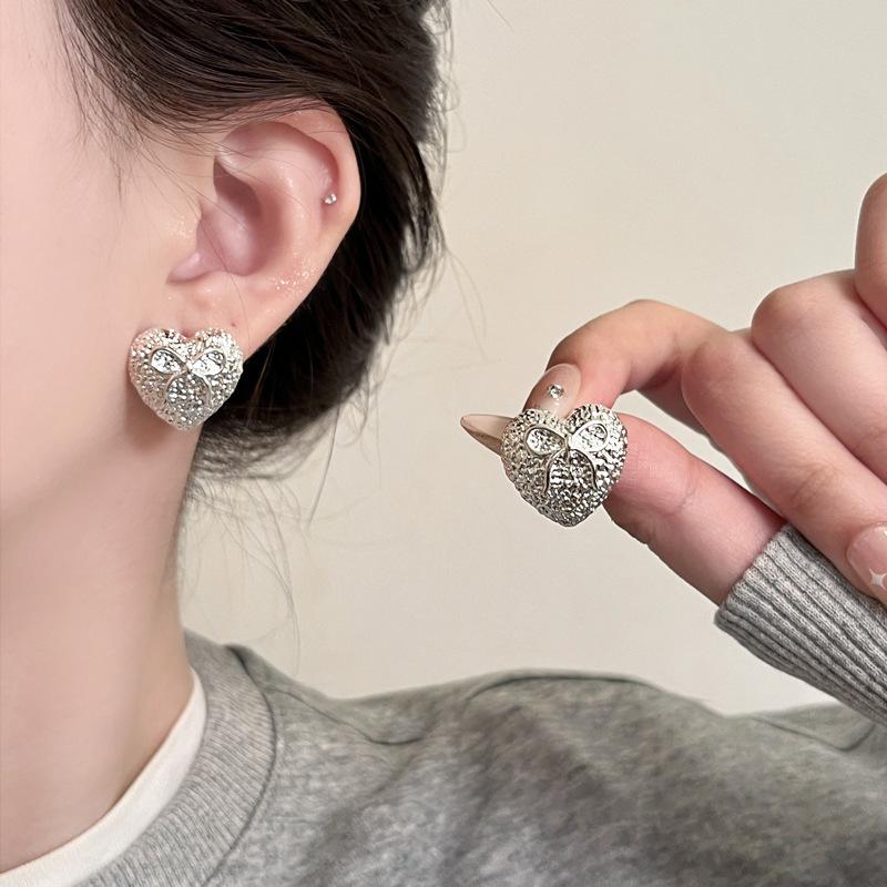 

Серьги-пусеты с плиссированными бантиками «Любовь» из серебряной иглы, легкий роскошный темперамент, высококлассные, нишевые, универсальные, модные