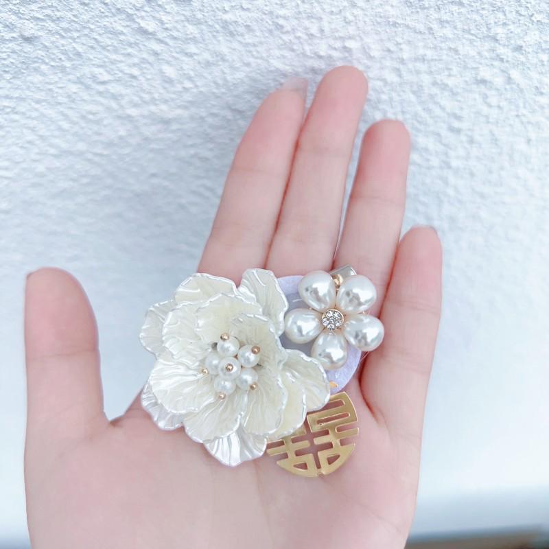 Bílá náramková kytice pro družičku: Náramek s vílími květy pro svatbu a oslavy sestersví