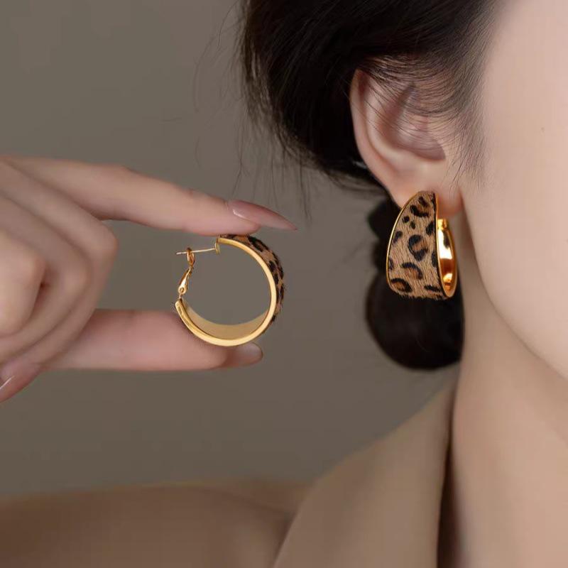 Chic Retro Leopard Print Hoop Earrings - Elegant Geometric Design for Women