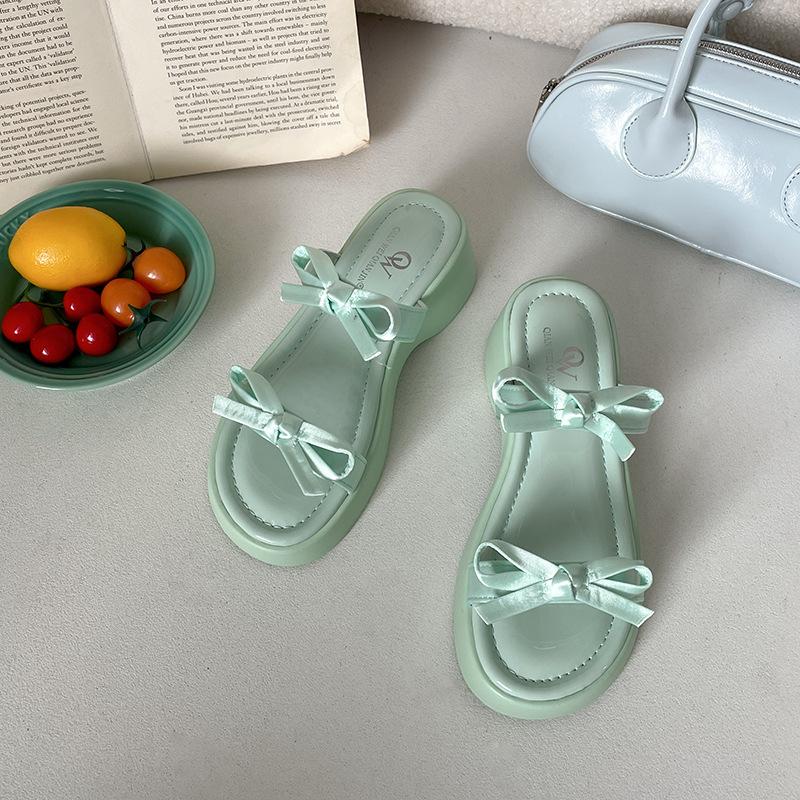 Popular Internet celebrity high sense black one-word thick-soled slippers women 2025 new summer wear with skirt cool slippers