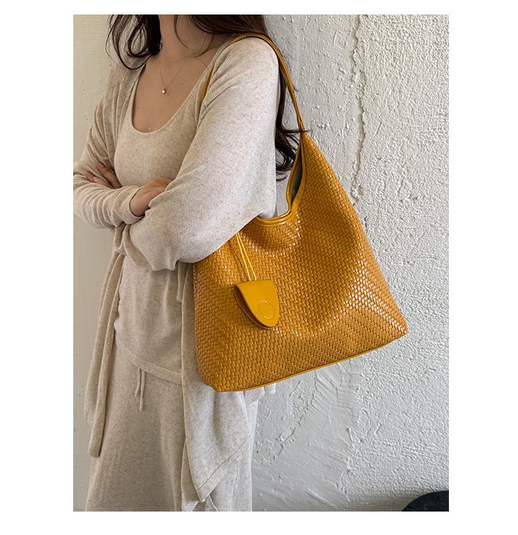 Women's 2026 Summer Large-Capacity Woven Bucket Bag - Trendy Crossbody Tote with Single-Shoulder Option for Mother and Child.