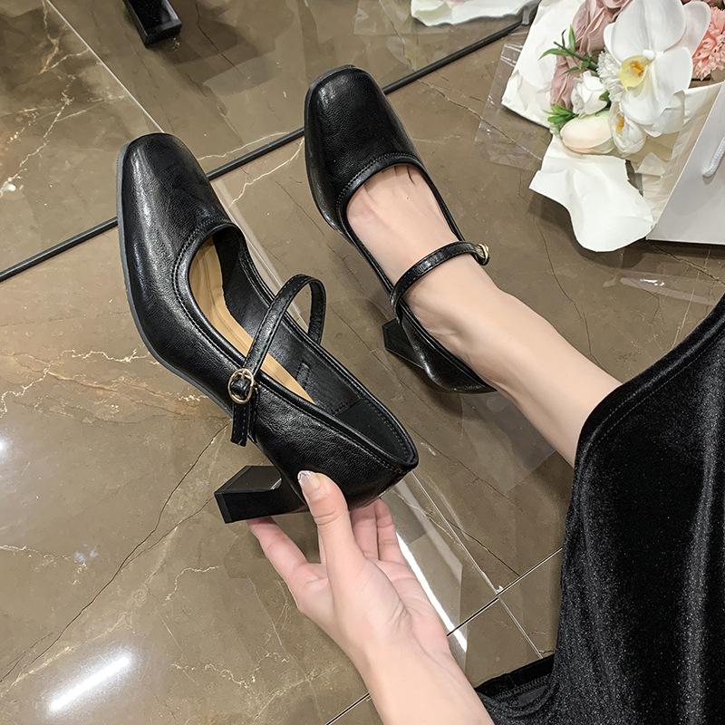 

Large size retro high-heeled women s shoes spring new one-word buckle with thick heel black outer wear Mary Jane single shoes women 42 чорний