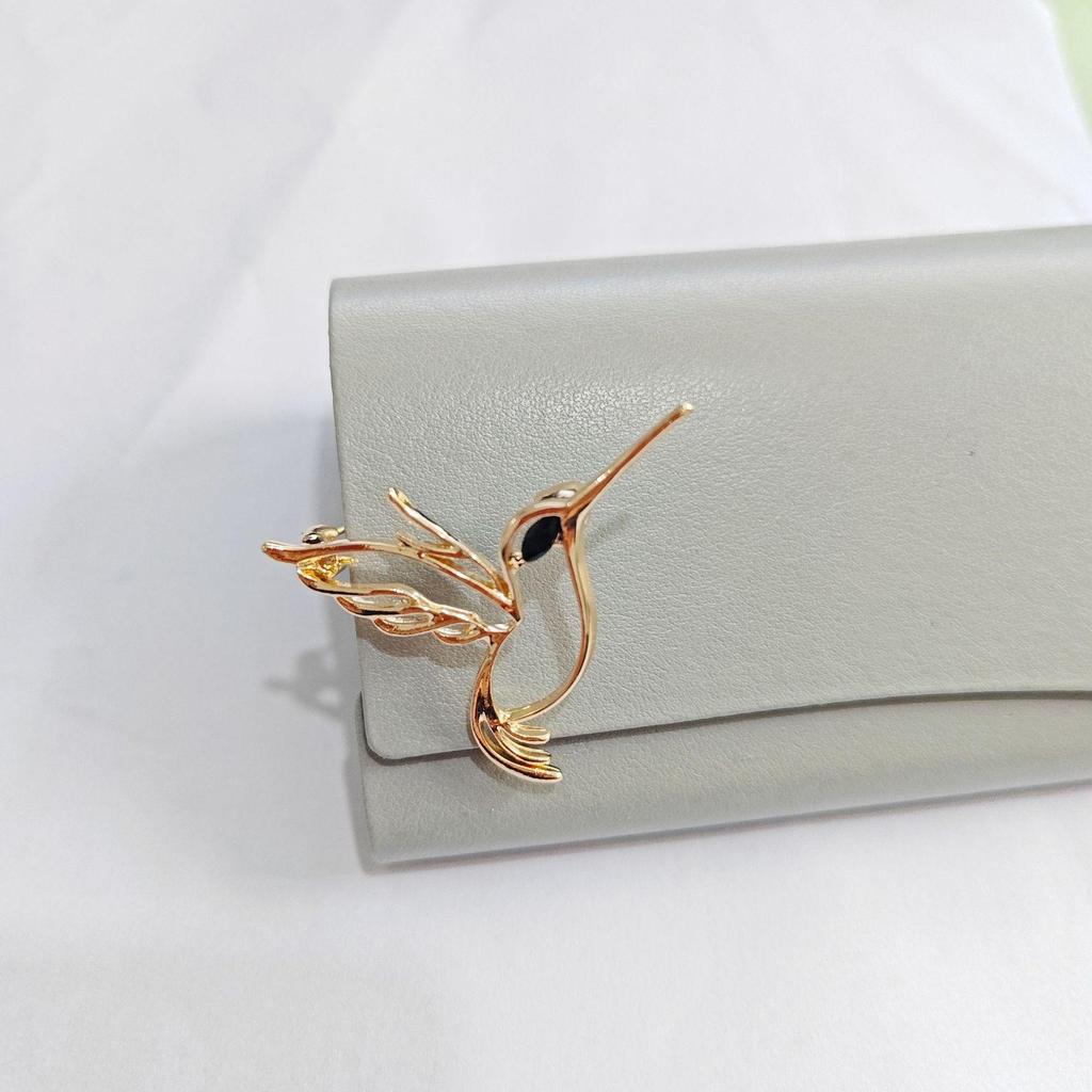 Exquisite Hohl geschnitzte Rose und Kamelie Brosche - Elegantes Metall-Anstecknadel-Accessoire für Damen