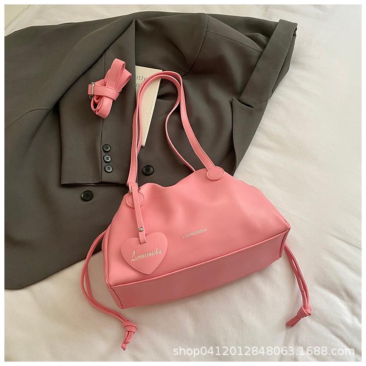 

Fashion light luxury shoulder bag women s 2025 new high-end versatile underarm bag large-capacity commuter tote bag розовый