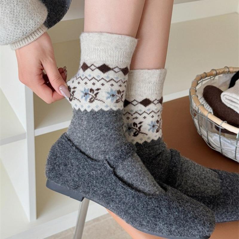 Autumn and Winter Warm Fleece Mid-calf Socks, Retro Small Floral Women's Pile Socks, College Versatile Socks