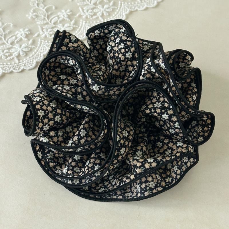 Übergroße Haarbänder mit Rüschenrand und Blumenmuster, Hohes Volumen, Visuell aufwertende Scrunchies, Ästhetische Haarteile im Pastorallook