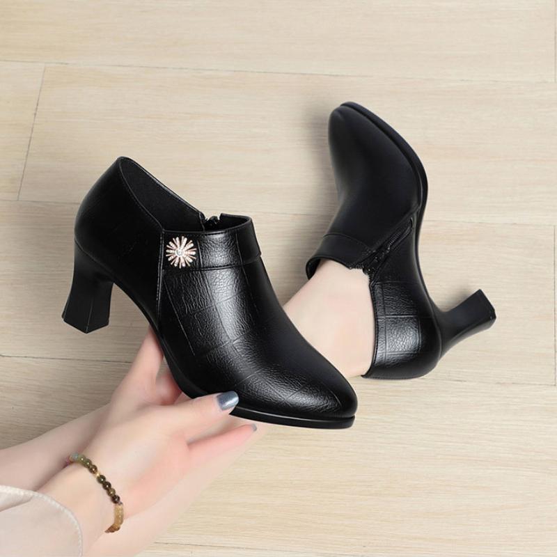 Mode Bekväma Block Högklackade Skor Mjukt Läder 2024 Vår Höst Eleganta Kontorsdamer Korta Plysch Ankelstövlar för Mamma Modell