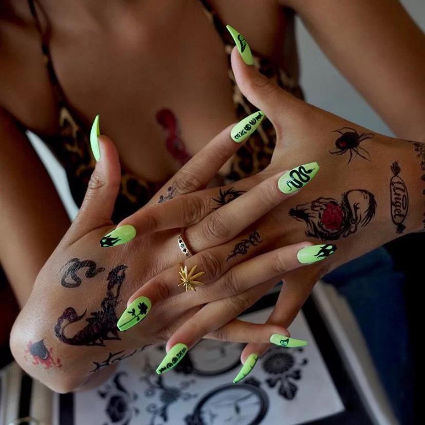 

Medium-Long Ballerina Nails - Green Dark Snake Flame Design Glue