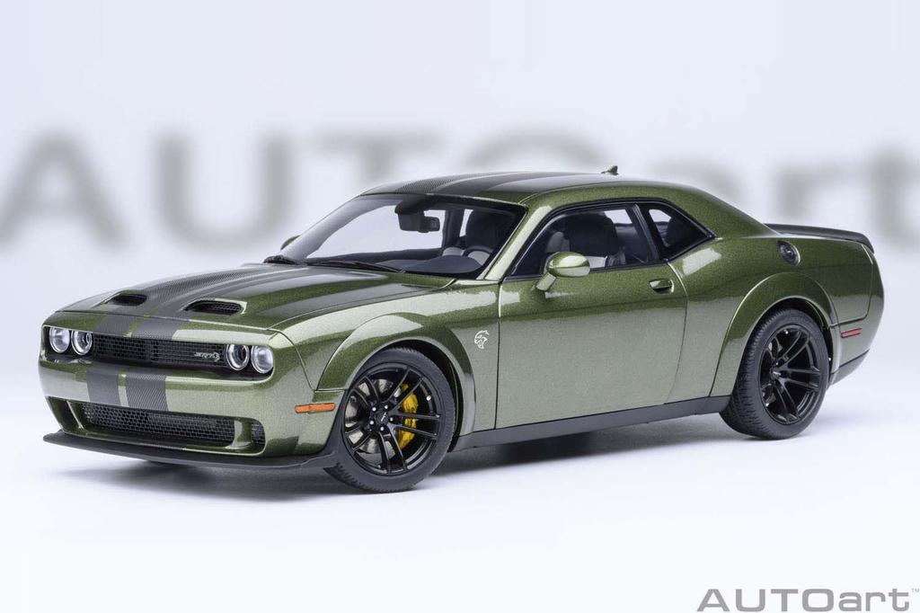 AUTOart Dodge Challenger SRT Jailbreak 2022 Schwarz Gestreift Fertigmodell 71761 1/18 (Metallic Grün/Carbon [F8 GRÜN])