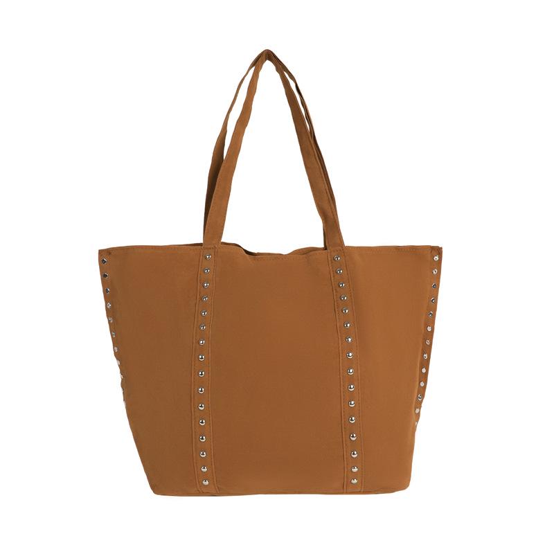 

2025 Замшевая сумка-тоут с заклепками: Женская повседневная зимняя сумка через плечо коричневый