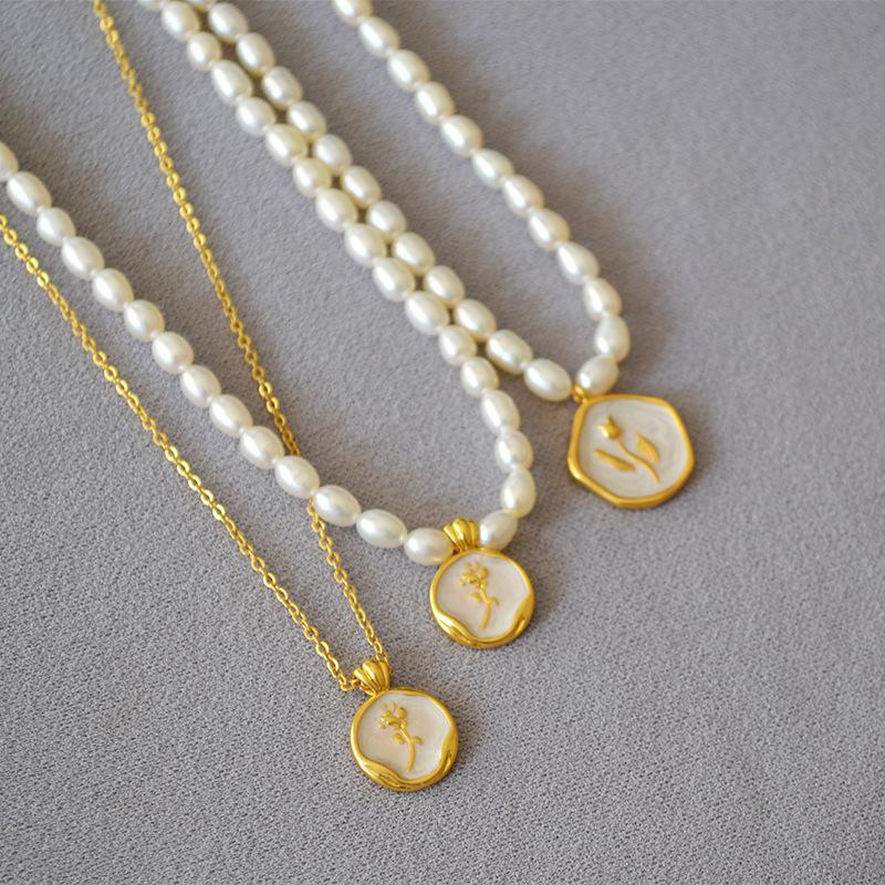 French Elegant Pearlescent White Enamel Vintage Rose Gold Coin Pendant Freshwater Pearl Short Necklace Clavicle Chain