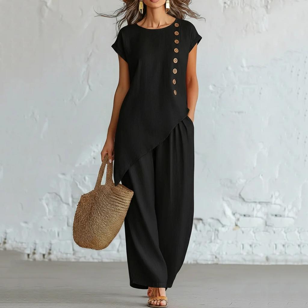 Completo da donna alla moda composto da camicia a maniche corte con bottoni e scollo rotondo, e pantaloni a gamba larga