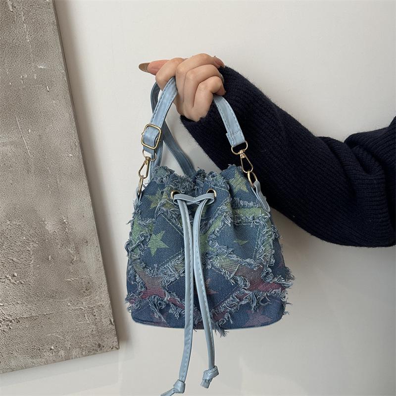 Spring large-capacity fashion design shoulder leisure bag, women's tide simple commuter portable bucket bag