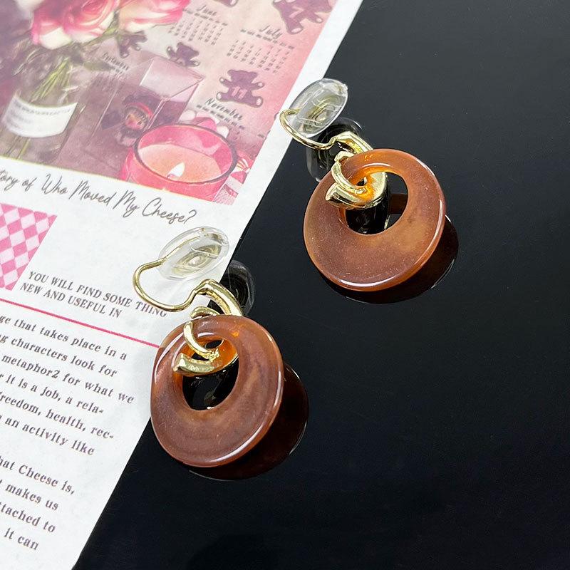 Korean Style Retro Pearl Ear Clip for Women - Mosquito Coil Holder, No Piercing, High-End, Fashionable and Versatile Luxury Earrings