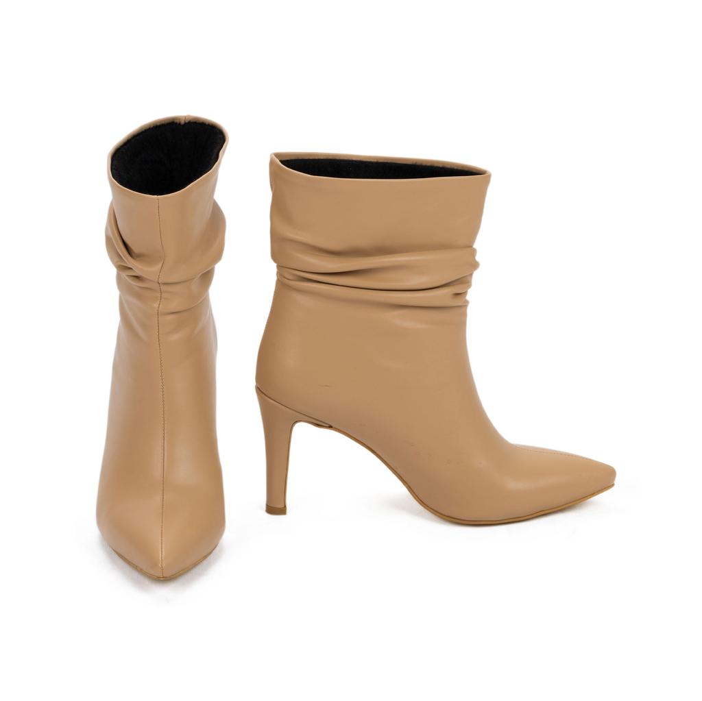 Klassische Damenstiefel mit spitzer Zehenpartie und dünnem Absatz