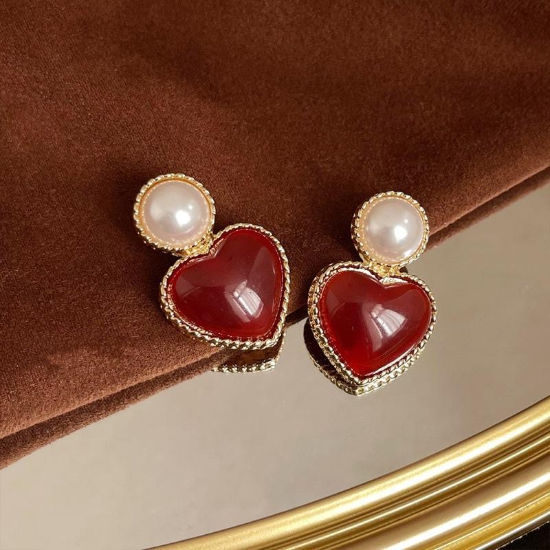 French Retro Hong Kong Style Love Earrings Women's Court Style Literary Temperament Earrings Versatile High-end Pearl Earrings