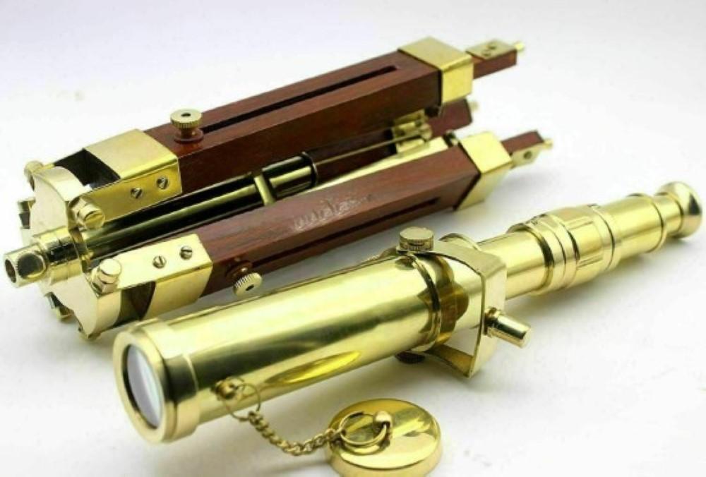 Mosazný dalekohled s dřevěným stojanem na stativ Námořní námořní vintage dekorace na stůl