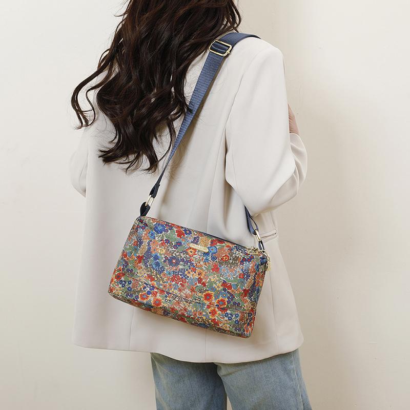 Wszechstronna i modna damska torba z kwiatowym nadrukiem, odpowiednia jako torba dla mamy. To tkanina Oxford, wodoodporna, na jedno ramię